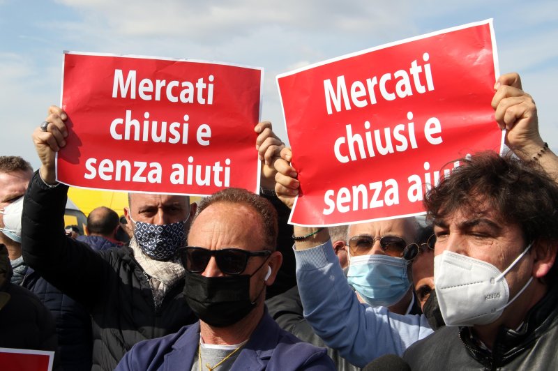 Bari La Protesta Dei Venditori Ambulanti Corriere It