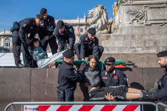 Nuovo Blitz Di Ultima Generazione A Milano In Piazza Duomo Imbrattato