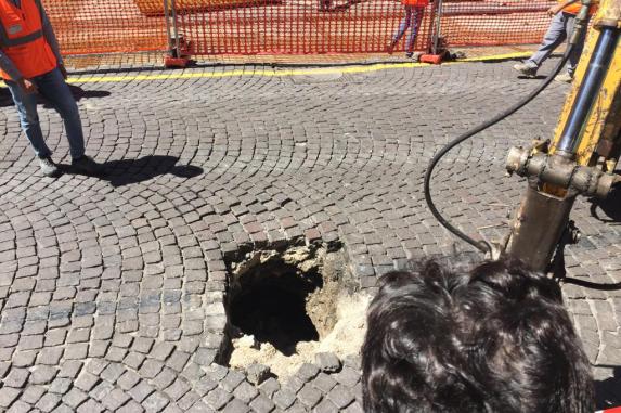 Napoli caos traffico in via De Gasperi metà strada chiusa per una