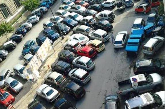 A Napoli Abusivi Fino A Euro Per Parcheggiare Corriere It