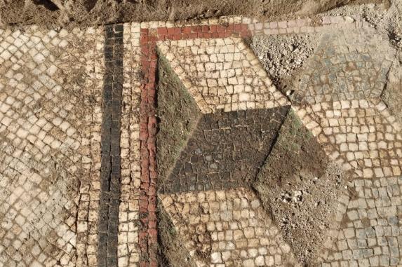 Pompei Presso Le Terme Stabiane Affiora Il Pavimento A Mosaico Del