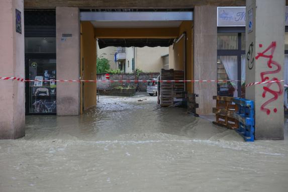 Bologna Torrente Ravone Esondato Le Foto Corriere It