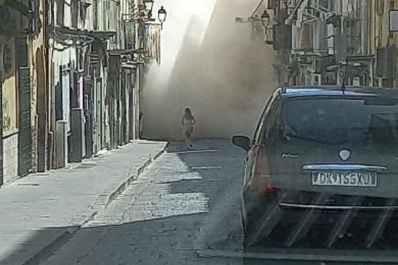 Torre Del Greco Crolla Palazzina La Gente Scava Tra Le Macerie