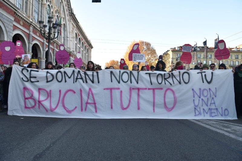 Torino In Piazza Contro La Violenza Sulle Donne Le Immagini Dal Corteo