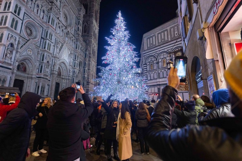 Il Centro Di Firenze Si Accende Con Le Luci Di Natale E Per L