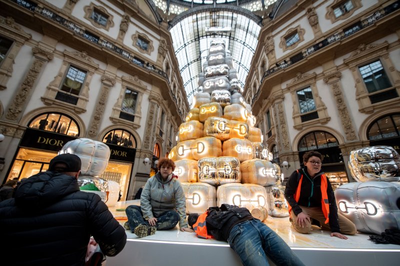 Ultima Generazione Imbrattato L Albero Di Gucci In Galleria A Milano