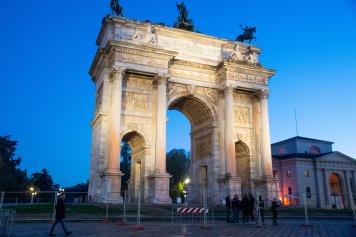 Milano Ultima Generazione E La Vernice Sullarco Della Pace Si