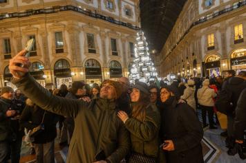 Milano Acceso L Albero Di Natale Firmato Gucci In Galleria Vittorio