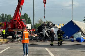 Piacenza Camion Con Fusti Di Acido Travolge Un Auto Entrando In