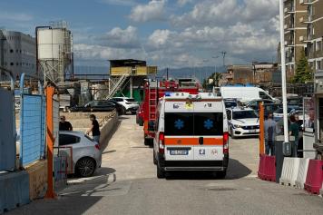 Napoli Deraglia Trenino Nel Cantiere Della Metropolitana Tra