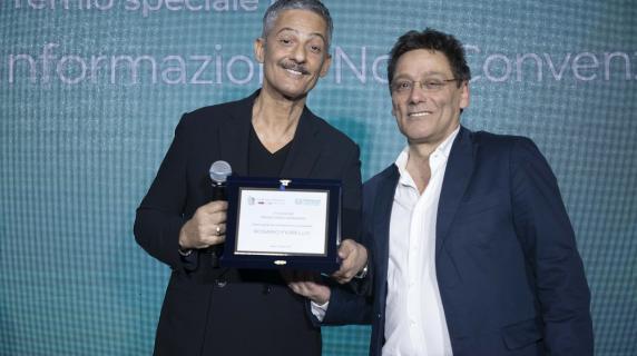 Fiorello ritira il premio Sarzanini Qui si è laureato Federico Moccia