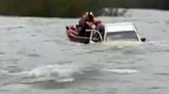 Il Pick Up Esce Fuori Strada E Precipita In Un Torrente Il Video Del