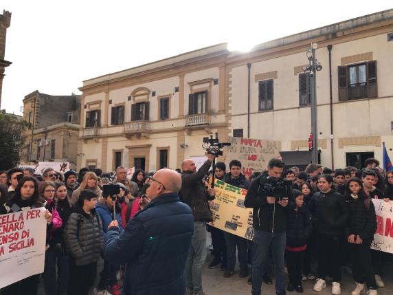 Messina Denaro Quasi 500 Persone In Piazza Nella Sua Castelvetrano