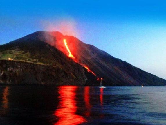 Stromboli Colata Lavica Raggiunge Il Mare Corriere It