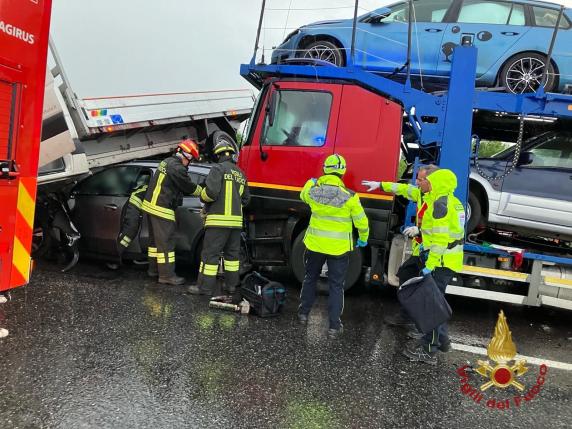 Incidente In Autostrada A A Bergamo Dodici Feriti Una Donna