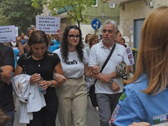 Foggia Scende In Piazza Per Arianna La Ragazza Che Ha Denunciato Il Revenge Porn La Enne