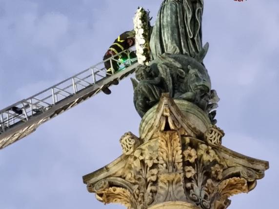 Immacolata Concezione I Pompieri Depongono La Corona Di Fiori A