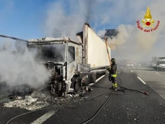 Tir A Fuoco Sulla A4 Due Chilometri Di Coda In Direzione Torino