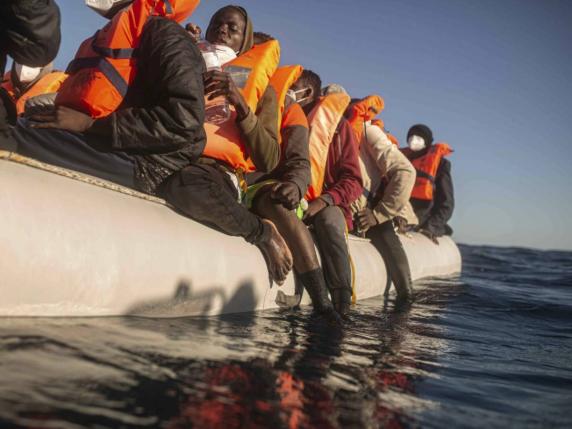 Migranti A Lampedusa Nella Notte Soccorso Barcone Con Persone