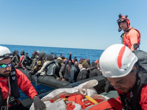 Marina Di Carrara Arrivata La Nave Life Support Di Emergency Sbarco