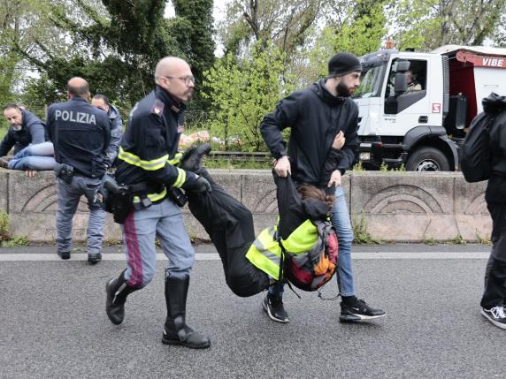 Roma Gli Attivisti Di Ultima Generazione Bloccano Il Traffico Sull