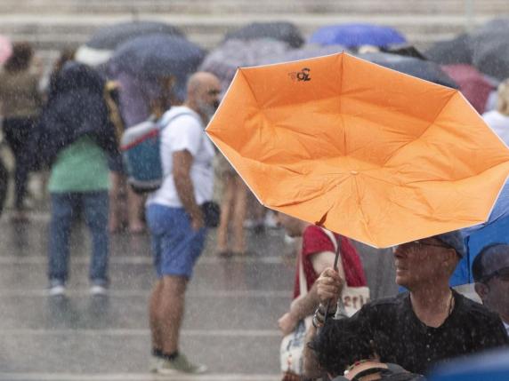 Previsioni Meteo Oggi A Roma Ancora Pioggia E Temporali Tromba D Aria