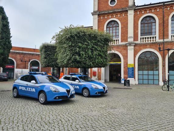 Controlli In Stazione Sequestrati Mila Prodotti Non Conformi E