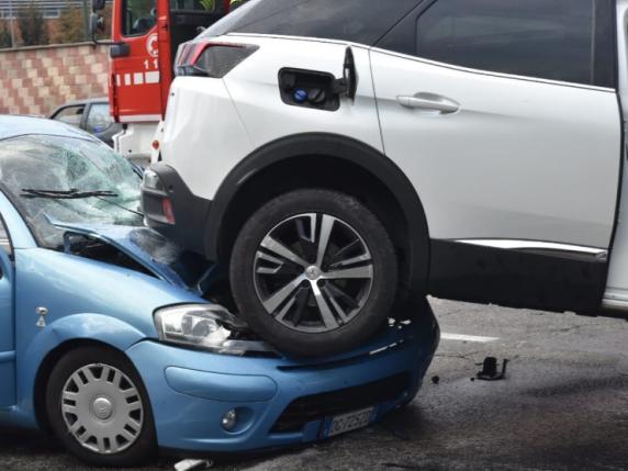 Torino Un Morto E Quattro Feriti Nello Scontro Tra Tre Veicoli In