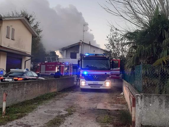 Ferrara Donna Si Lancia Dalla Finestra Per Sfuggire All Incendio