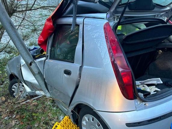 Lenna Strada Ghiacciata Auto Finisce Contro Un Palo Una Persona