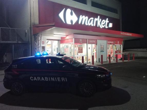 Tenta Rapina Al Carrefour Di Ivrea Ma La Cassiera Lo Disarma Arrestato