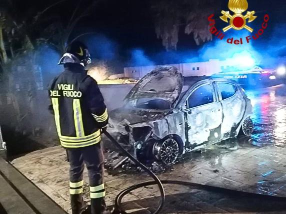 Incendio Doloso A Matino Distrutta L Auto Del Poliziotto Assessore Si