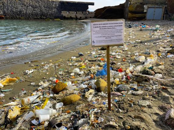 Napoli La Spiaggia Della Gajola Invasa Dalla Plastica Diventa Una