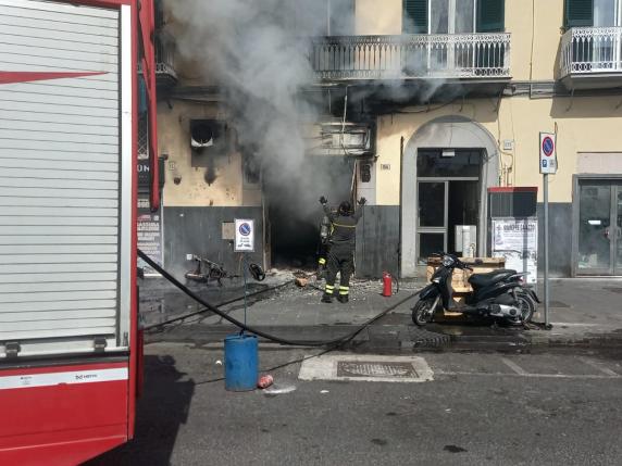 Napoli Incendio In Un Negozio Di Scooter Alla Riviera Di Chiaia Si