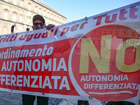 Autonomia Sit In A Napoli Contro Il Ddl Calderoli Corriere It