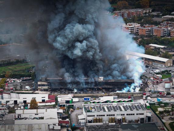 Incendio A Tor Cervara In Fiamme Capannone Occupato Da 50 Persone