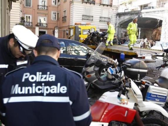 Napoli Bambino Di Anni Alla Guida Di Una Minimoto Corriere It