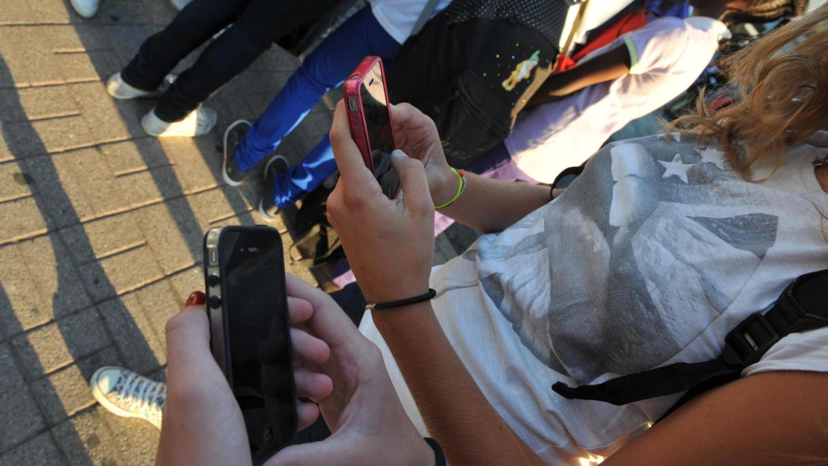 Latina Ragazza Si Sente Male In Spiaggia A Una Festa Coetaneo Minorenne Le Filma Le Parti