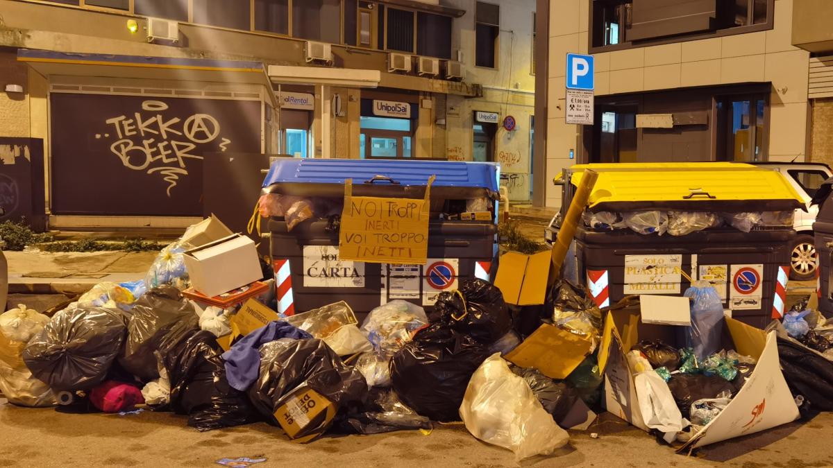 Foggia I Cassonetti Traboccano Di Rifiuti Cittadini In Rivolta