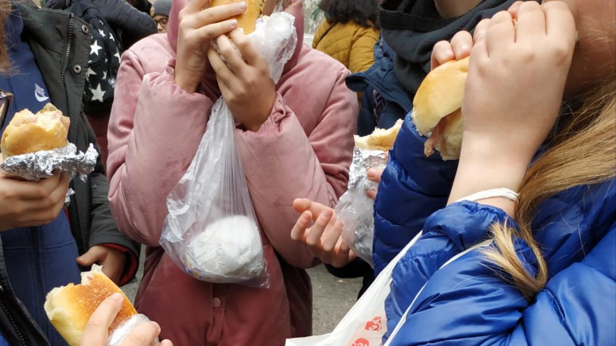 Napoli Un Verme Nella Pasta A Scuola Famiglie Protestano E Portano