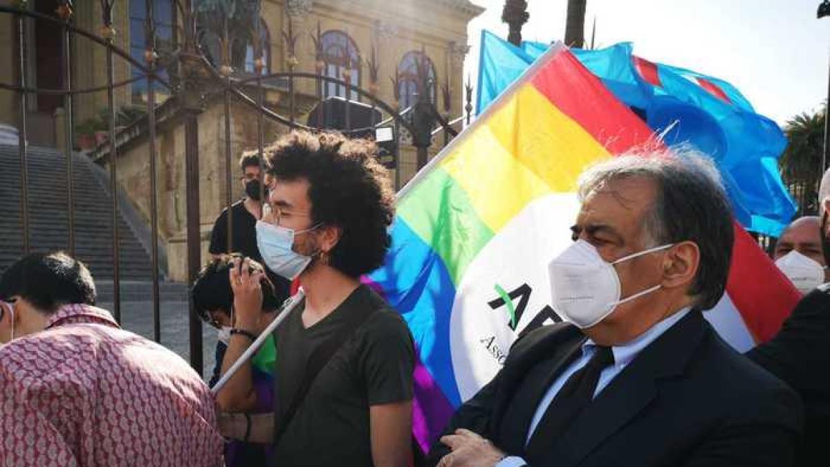 Coppia Gay Aggredita Manifestazione A Palermo Con Orlando Corriere It