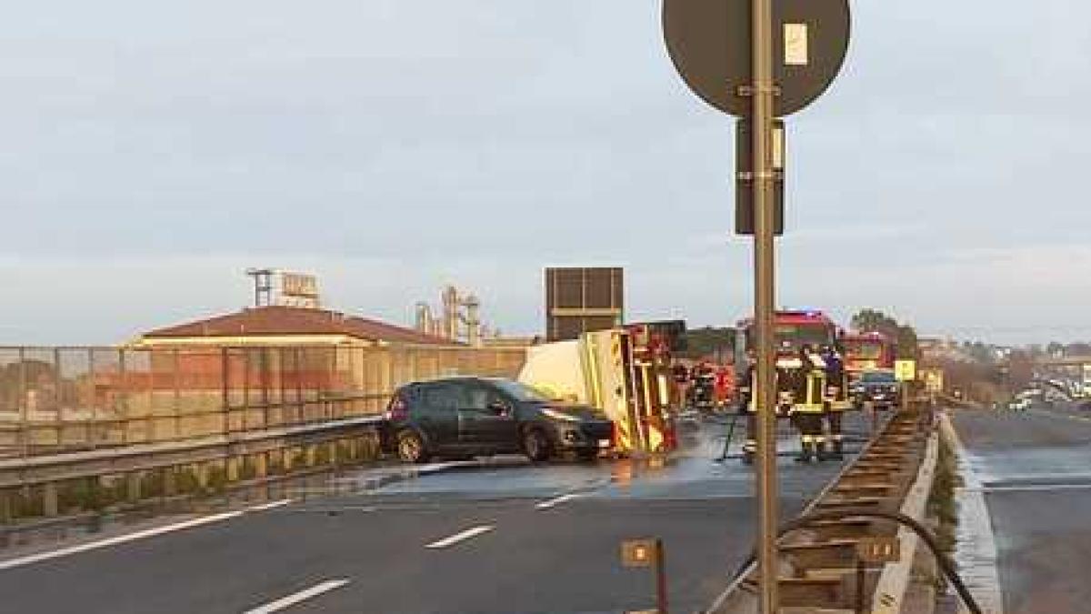 Si Ribalta Cisterna Che Trasporta Gas Traffico In Tilt Da Ore Sull