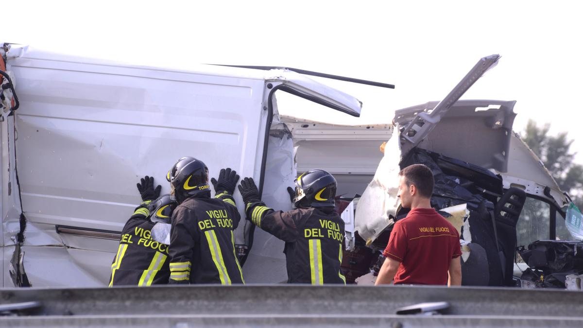 Scontro Tra Tir Sullautostrada Camionista Incastrato Tra Le Lamiere