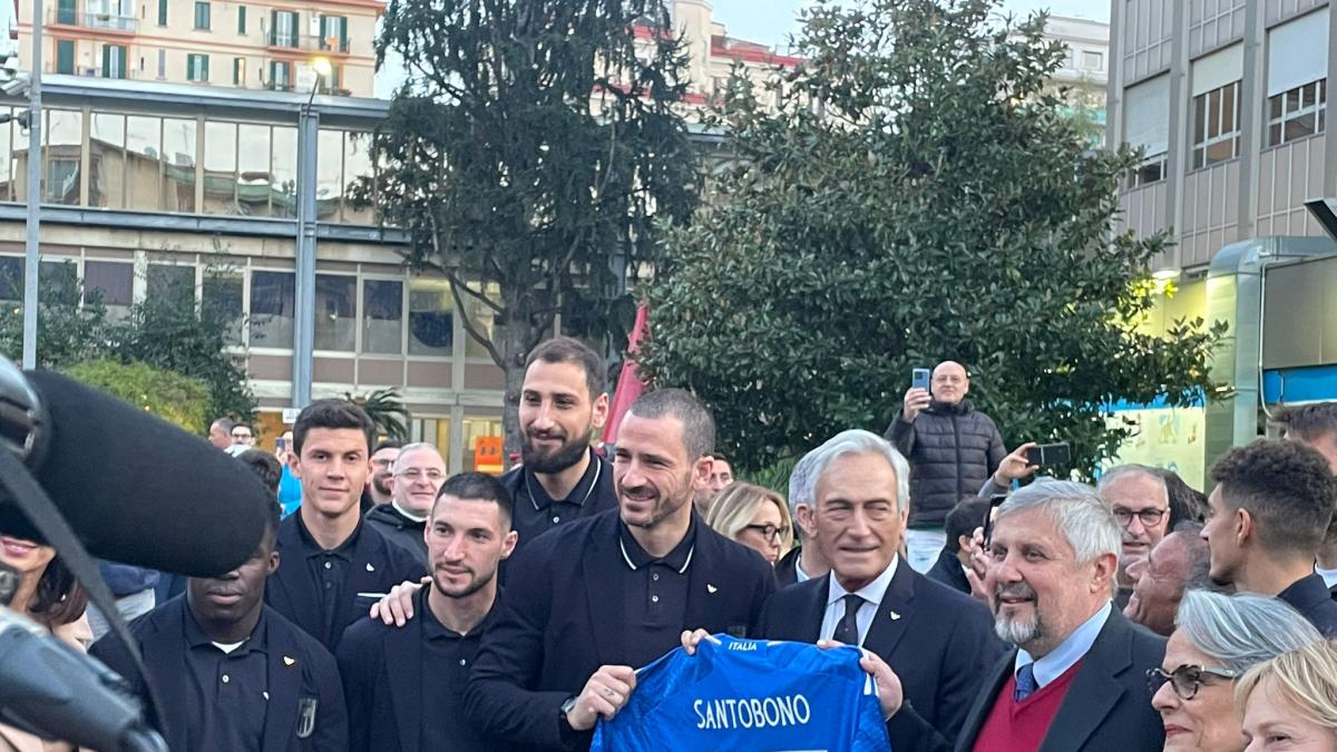 Prima Tappa Della Nazionale A Napoli Visita Il Polo Pediatrico