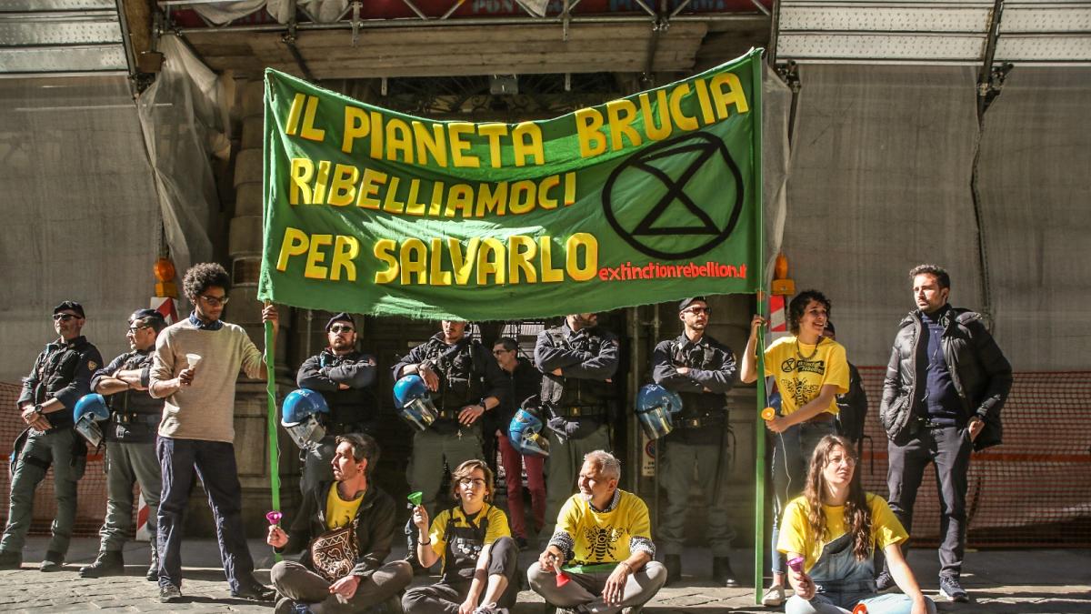 Extinction Rebellion Presidio E Campanelli Davanti A Palazzo Lascaris