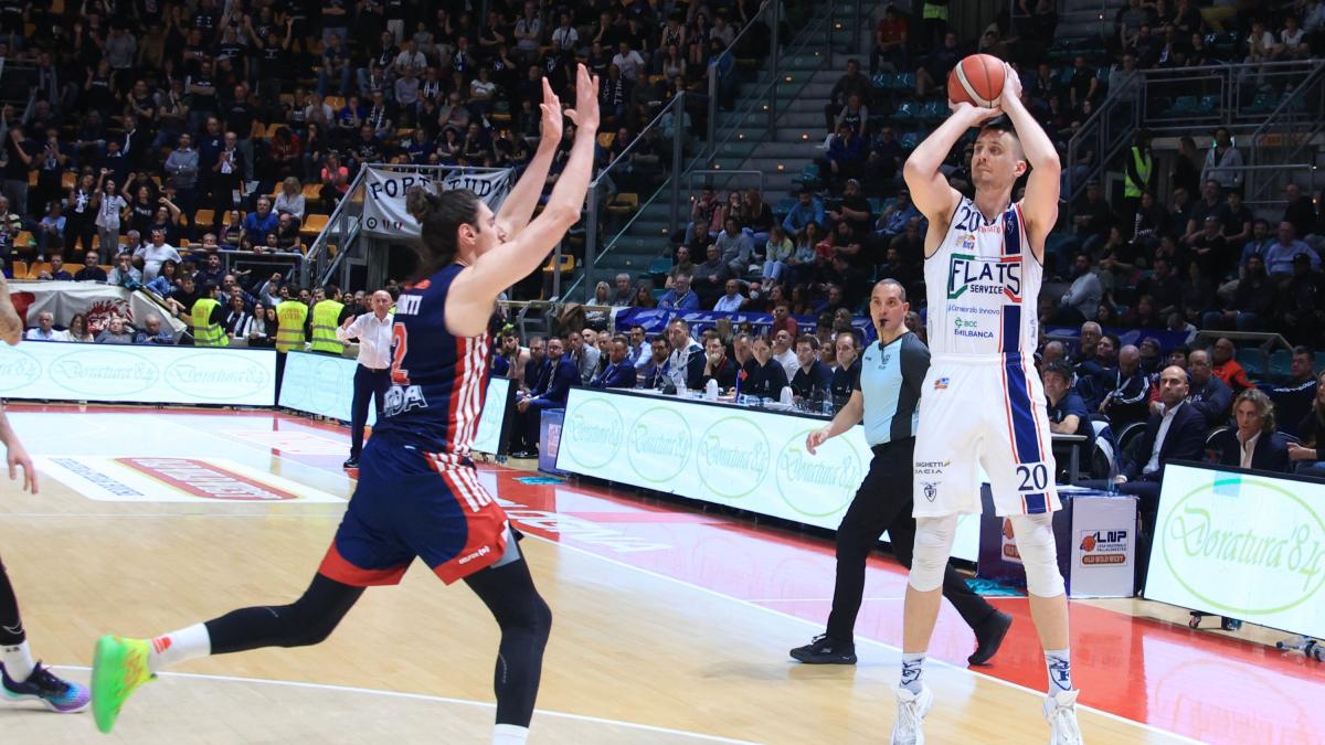 Basket Serie A La Fortitudo Si Ritrova E Batte Urania Milano