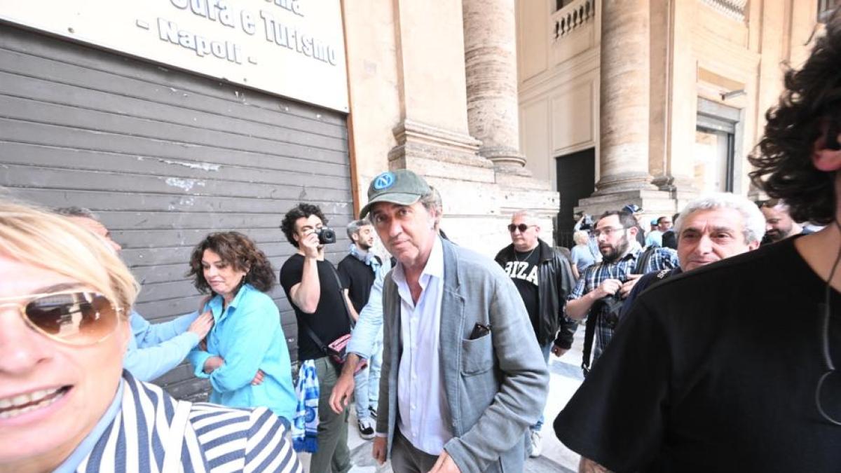 Paolo Sorrentino Gira A Napoli Con Il Cappello Della Squadra Ci