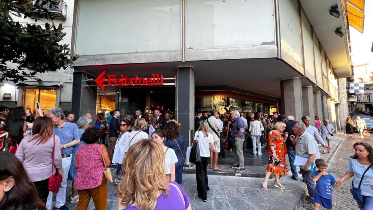 Riapre La Feltrinelli Di Piazza Dei Martiri Festa A Chiaia Corriere It