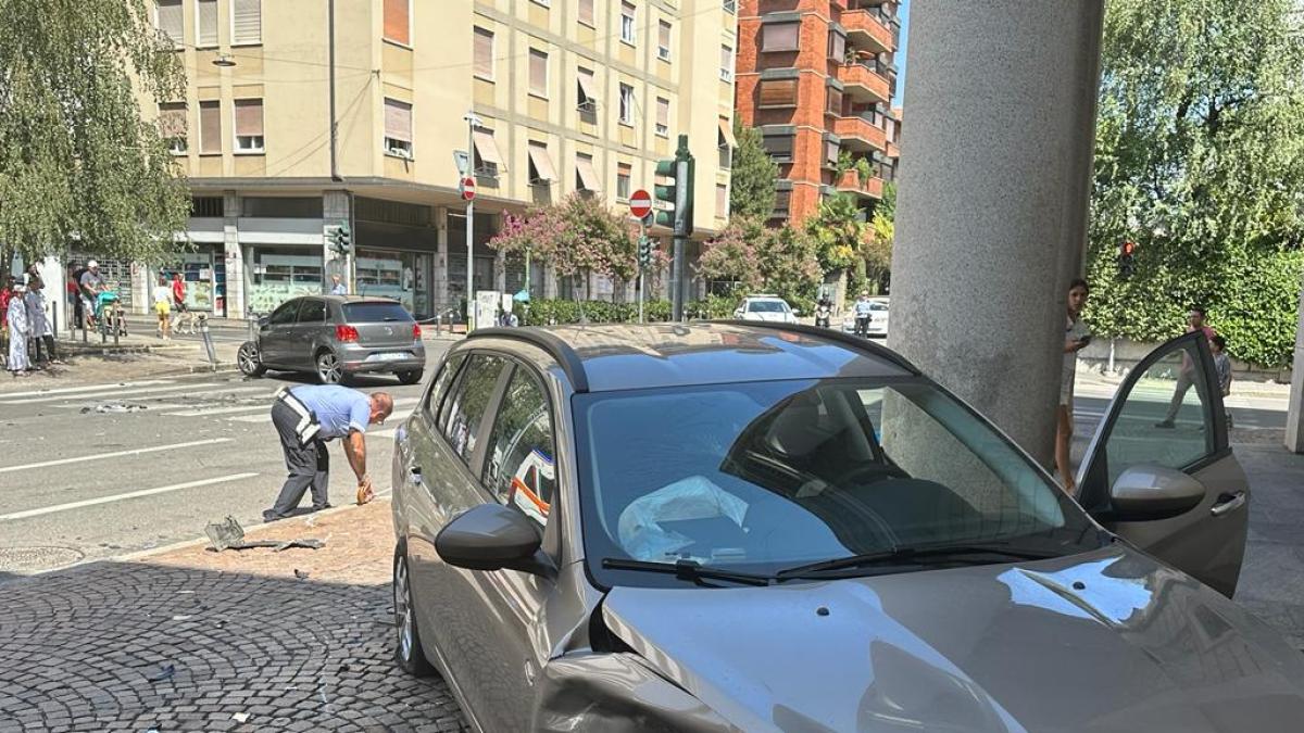 Incidente A Bergamo Due Auto Si Scontrano Tra Via Paleocapa E Via