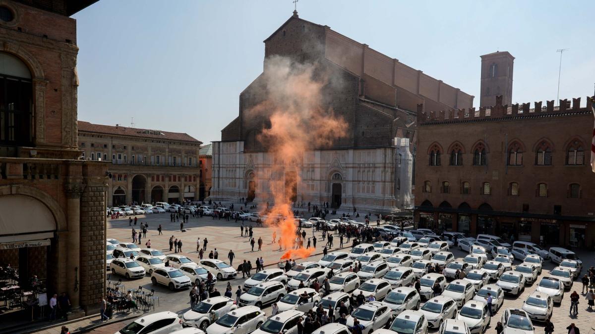 Vertenza Taxi A Bologna Le Sigle Sindacali Convocate In Comune Ma Gli